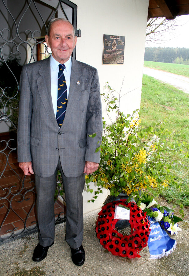 Joe Hollins beside the memorial plaque, 17 April 2009